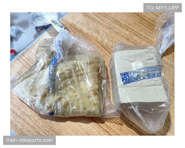 袁悦晨跑后随手拎个名牌包，我在楼下囤菜的手都软了